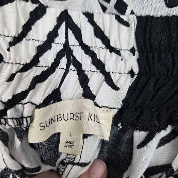 Black and White Maxi Skirt with Geometric Pattern for Resort Wear - Picture 7 of 7